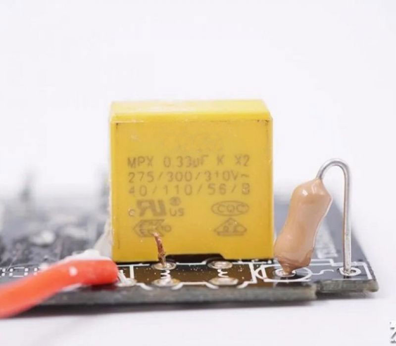 氮化镓PD快充采用小体积X2/Y1安规电容